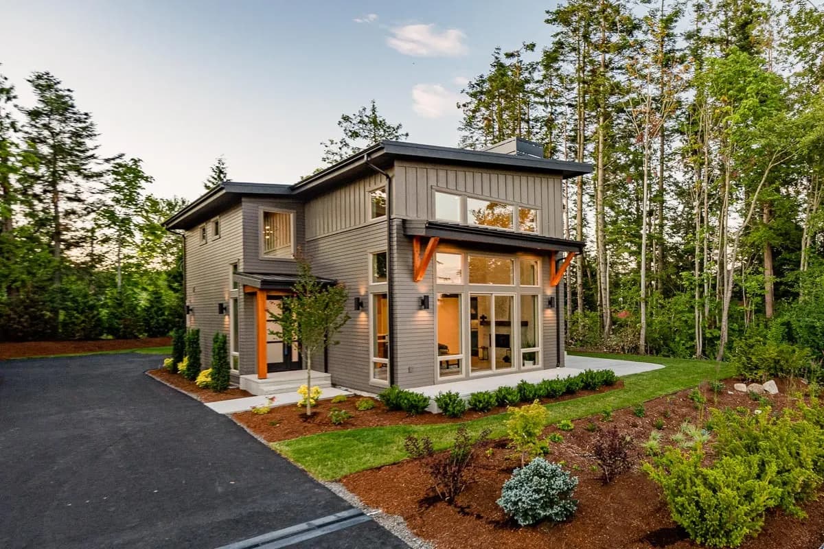 Splendid Contemporary House Plan with Detached Garage, photo 6 of 6